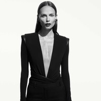 “Kekuatannya, semangatnya, sikapnya, dan hatinya. Setiap koleksi adalah sebuah cerita, dan kampanye ini adalah kisah Versace. Menginspirasi masa kini dan mengantisipasi masa depan,” lanjut Donatella. Foto: Dok. Versace