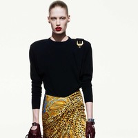 Kampanye ini juga menyelaraskan dialog yang kuat antara koleksi terbaru dengan gaun-gaun lama. Menampilkan siluet ikonik khas Versace, yang dibentuk dari jaring metalik khas Rumah Mode tersebut. Foto: Dok. Versace