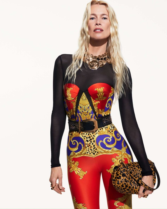 Donatella Versace menghadirkan karya terakhirnya sebagai chief creative officer untuk Versace. Menutup kariernya di rumah model asal Italia tersebut, dia menggandeng sosok ternama untuk jadi model. Foto: Dok. Versace