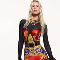 Donatella Versace menghadirkan karya terakhirnya sebagai chief creative officer untuk Versace. Menutup kariernya di rumah model asal Italia tersebut, dia menggandeng sosok ternama untuk jadi model. Foto: Dok. Versace