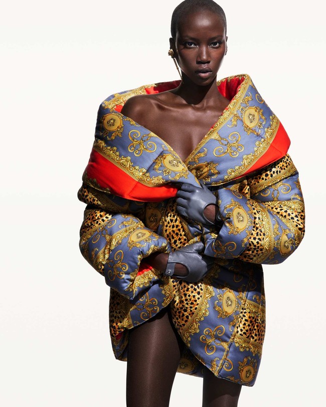 “Energi dalam kampanye ini luar biasa. Semuanya tentang persahabatan, kesetiaan, dan cinta, kata Donatella dalam pernyataan resmi, seperti dikutip dari Fashionista. Foto: Dok. Versace