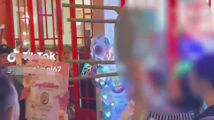 Video viral pengunjung bersitegang akibat berebut kursi di salah satu wisata kuliner di Surabaya Timur.