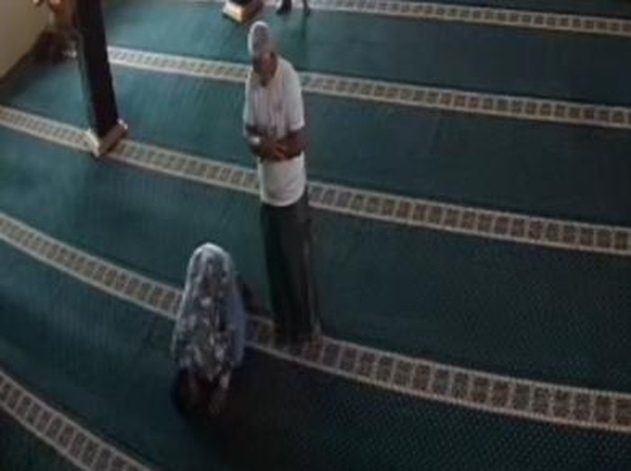 Tangkapan layar saat Khamidun meninggal dalam kondisi sujud salat di Masjid Raudoh, Klaten Tengah, Klaten, Sabtu (5/7/2025).