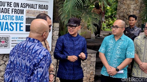 Wakil Menteri Dalam Negeri, Bima Arya Sugiarto, saat mengunjungi kawasan Jimbaran Hub dalam acara Aspal Plastik: Inovasi Ekonomi Sirkular untuk Infrastruktur Berkelanjutan Indonesia. Sabtu (5/7/2025)(Fabiola Dianira).