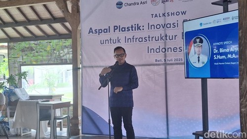 Wakil Menteri Dalam Negeri, Bima Arya Sugiarto, saat mengunjungi kawasan Jimbaran Hub dalam acara Aspal Plastik: Inovasi Ekonomi Sirkular untuk Infrastruktur Berkelanjutan Indonesia. Sabtu (5/7/2025) (Fabiola Dianira).
