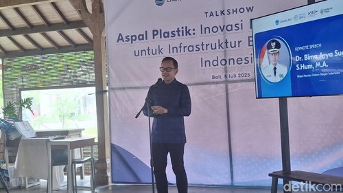 Wakil Menteri Dalam Negeri, Bima Arya Sugiarto, saat mengunjungi kawasan Jimbaran Hub dalam acara Aspal Plastik: Inovasi Ekonomi Sirkular untuk Infrastruktur Berkelanjutan Indonesia, Sabtu (5/7/2025) (Fabiola Dianira).