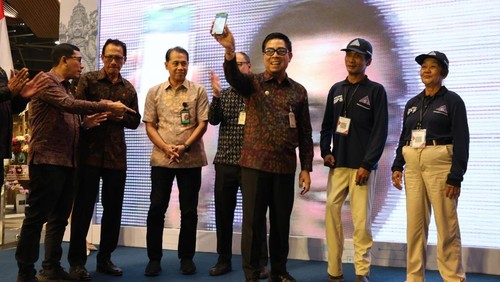 Wakil Wali Kota Denpasar I Kadek Agus Arya Wibawa saat meluncurkan beberapa program di Mal Living Word Denpasar, Jumat (4/7/2025). (Pemkot Denpasar)