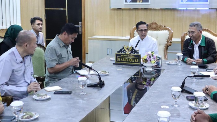 Wali Kota Palembang bersama Kepala BBWS VIII gelar rapat bahas masalah banjir.