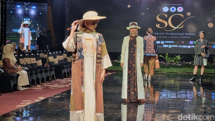 Busana berbahan wastra atau kain tradisional nusantara dipamerkan pada Surabaya Culture Fashion 2025 di Hotel Wyndham Rabu, 2 Juli 2025