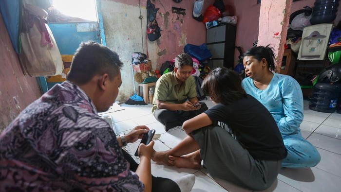 ZHR (10) dan ibunya saat didatangi perwakilan Pemkot Surabaya