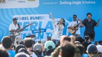 Selesai berlari, para peserta menikmati penampilan musisi IDGITAF lengkap dengan penerjemah bahasa isyarat di panggung utama.