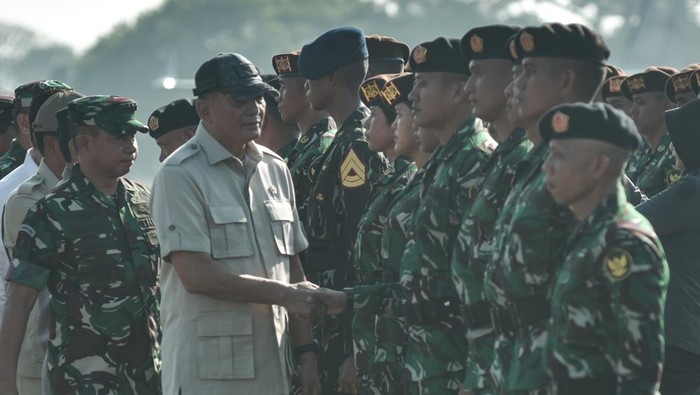 Sejumlah Prajurit TNI berswafoto usai upacara pelepasan kontingen ke Prancis untuk peringatan Bastille Day di Lanud Halim Perdana Kusuma, Jakarta Timur, Minggu (6/7/2025).Sebanyak 508 pasukan defile dari Indonesia yang terdiri dari Prajurit TNI dari Matra Darat, Laut, Udara, Akademi Kepolisian, taruna Akademi Militer (Akmil) AAL dan AAU akan mengikuti parade bersama pasukan militer Prancis dalam peringatan Hari Bastille di Paris pada 14 Juli 2025. ANTARA FOTO/ Fakhri Hermansyah/rwa.