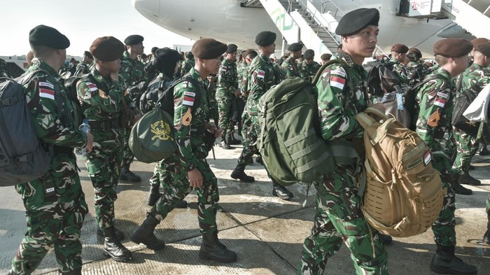 Sejumlah Prajurit TNI berswafoto usai upacara pelepasan kontingen ke Prancis untuk peringatan Bastille Day di Lanud Halim Perdana Kusuma, Jakarta Timur, Minggu (6/7/2025).Sebanyak 508 pasukan defile dari Indonesia yang terdiri dari Prajurit TNI dari Matra Darat, Laut, Udara, Akademi Kepolisian, taruna Akademi Militer (Akmil) AAL dan AAU akan mengikuti parade bersama pasukan militer Prancis dalam peringatan Hari Bastille di Paris pada 14 Juli 2025. ANTARA FOTO/ Fakhri Hermansyah/rwa.