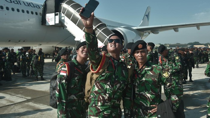 Sejumlah Prajurit TNI berswafoto usai upacara pelepasan kontingen ke Prancis untuk peringatan Bastille Day di Lanud Halim Perdana Kusuma, Jakarta Timur, Minggu (6/7/2025).Sebanyak 508 pasukan defile dari Indonesia yang terdiri dari Prajurit TNI dari Matra Darat, Laut, Udara, Akademi Kepolisian, taruna Akademi Militer (Akmil) AAL dan AAU akan mengikuti parade bersama pasukan militer Prancis dalam peringatan Hari Bastille di Paris pada 14 Juli 2025. ANTARA FOTO/ Fakhri Hermansyah/rwa.