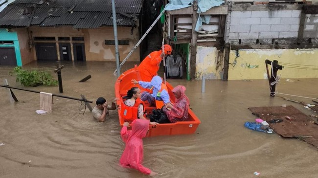 Cerita di Balik Banjir: Duit Kotak Amal Dijemur hingga Bumil Dievakuasi