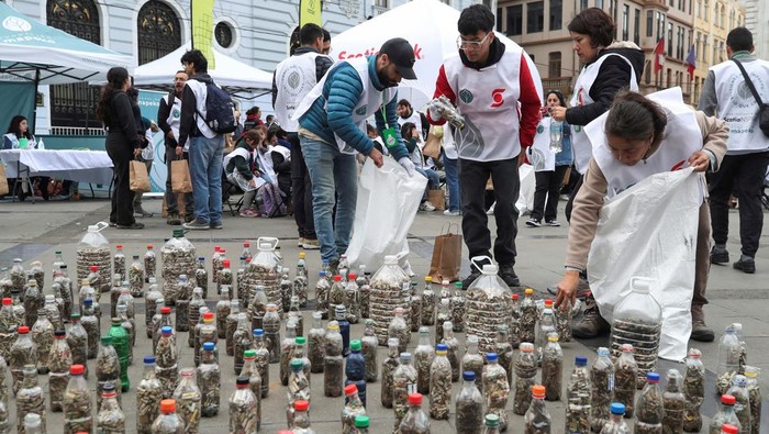 Sukarelawan Mapeko Foundation mengumpulkan 170 ribu puntung rokok dari berbagai wilayah di Chile. Aksi ini mencegah pencemaran 85 juta liter air.