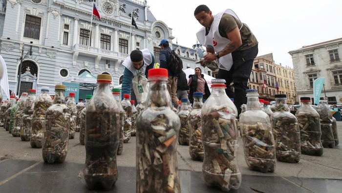 Sukarelawan Mapeko Foundation mengumpulkan 170 ribu puntung rokok dari berbagai wilayah di Chile. Aksi ini mencegah pencemaran 85 juta liter air.