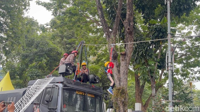 Anak-anak di Surabaya antusias mengikuti outbond dan SAR (search and rescue) for kids yang diselenggarakan oleh Polrestabes Surabaya
