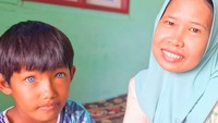 Arjuna saat bersana ibunya, Desy Darwati. Menurut Desy, tidak ada riwayat mata biru dari pihaknya (Jawa) maupun suaminya (Bugis).