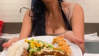 Salah satu hobinya adalah masak. Ketika di New York, Amerika Serikat, ia sempat belajar masak makanan Thailand. Foto: Instagram @asri_welas