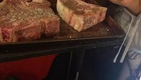 Selain belajar masak makanan Thailand, dirinya pun pernah ikut kelas masak steak yang enak. Foto: Instagram @asri_welas