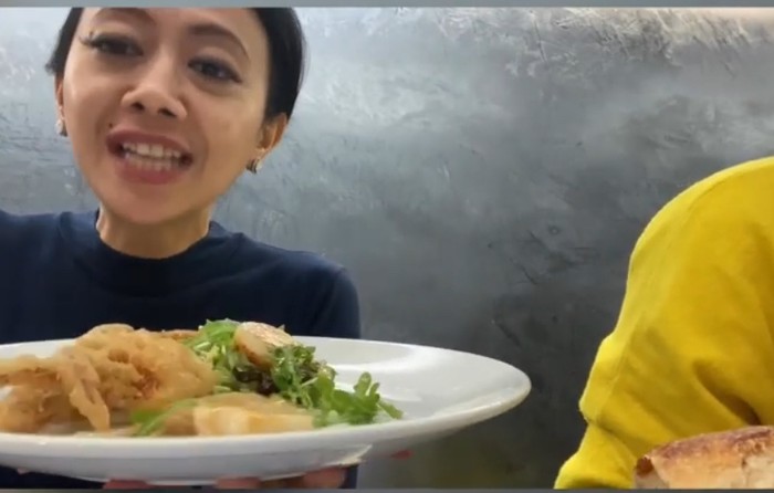 Asri Welas Ikut Kelas Masak Menu Thailand hingga Bikin Rendang