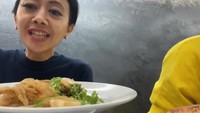 Ini keseruan Asri mencicipi aneka seafood di Australia yang ia sebut sebagai tumpengnya khas negara tersebut.  Foto: Instagram @asri_welas