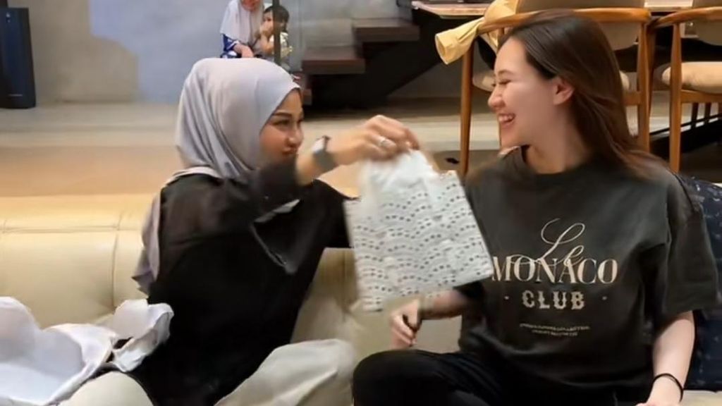 Sweet... Reaksi Aurel Hermansyah Dapat Hadiah Ultah Tas dari Aaliyah Massaid