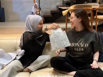 Sweet... Reaksi Aurel Hermansyah Dapat Hadiah Ultah Tas dari Aaliyah Massaid