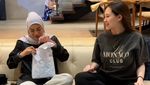 Sweet... Reaksi Aurel Hermansyah Dapat Hadiah Ultah Tas dari Aaliyah Massaid