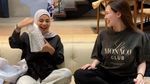 Sweet... Reaksi Aurel Hermansyah Dapat Hadiah Ultah Tas dari Aaliyah Massaid