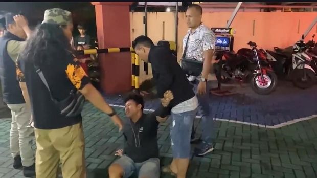 Ayah bayi yang tewas dibunuh ibu kandung menangis histeris di Mapolsek Panakkukang.