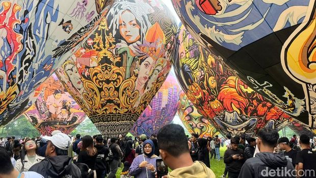Potret puluhan balon udara yang diterbangkan di obyek wisata Kalianget, Wonosobo, Minggu (6/7/2025).