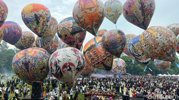 Puluhan balon udara diterbangkan dalam even Java Balloon Attraction di obyek wisata Kalianget, Wonosobo, Minggu (6/7/2025).
