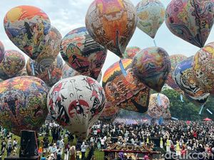 Warna-warni Balon Udara Hiasi Langit Kalianget Wonosobo Pagi Ini