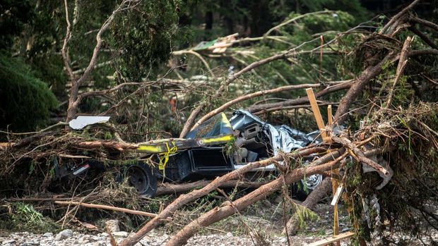 Bangkai truk yang terpelintir tergeletak di pohon setelah banjir mematikan di Kerr County, Texas, AS, 5 Juli 2025. (REUTERS/Sergio Flores)