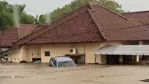 Banjir akibat hujan deras menerjang Mataram hingga ketinggian 2 meter, Minggu (6/7/2025). (Istimewa)