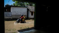 Ketinggian air mencapai 30 cm di sejumlah titik pemukiman warga usai hujan deras dan air kiriman dari hulu Bogor. ANTARA FOTO/Putra M. Akbar