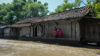 Aktivitas warga tetap berlangsung meski sebagian jalan dan rumah terendam banjir sejak Sabtu malam. ANTARA FOTO/Putra M. Akbar