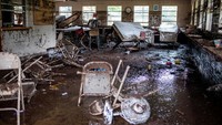 Barang-barang berserakan di dalam kabin Camp Mystic usai diterjang banjir. Lokasi ini termasuk yang paling parah terdampak bencana. REUTERS/Sergio Flores