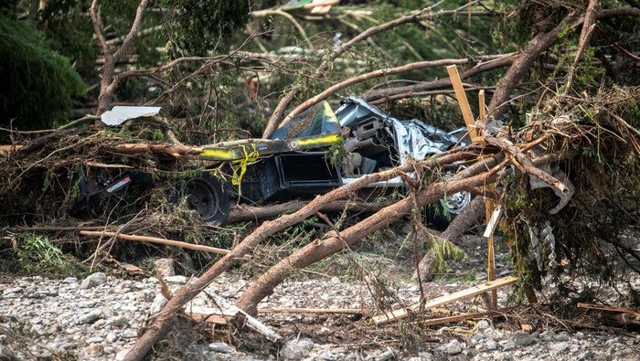 Banjir bandang melanda Kerr County, Texas, menewaskan sejumlah warga dan merusak infrastruktur. Tim penyelamat terus menyisir lokasi terdampak.