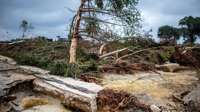 Banjir bandang melanda Kerr County, Texas, menewaskan sejumlah warga dan merusak infrastruktur. Tim penyelamat terus menyisir lokasi terdampak.
