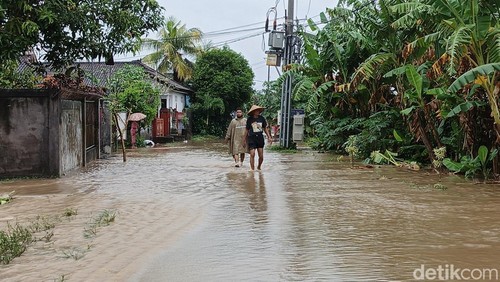 Situasi genangan air yang terjadi akibat hujan lebat di wilayah Desa Kaliakah, Kecamatan Negara, Kabupaten Jembrana, Bali, Minggu (6/7/2025).
