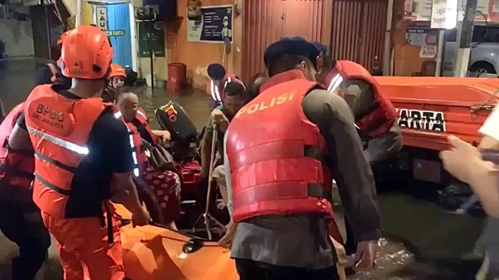Banjir 1,5 Meter Rendam Pemukiman Warga di Mampang, Balita-Lansia Dievakuasi