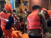 Banjir 1,5 Meter Rendam Pemukiman Warga di Mampang, Balita-Lansia Dievakuasi