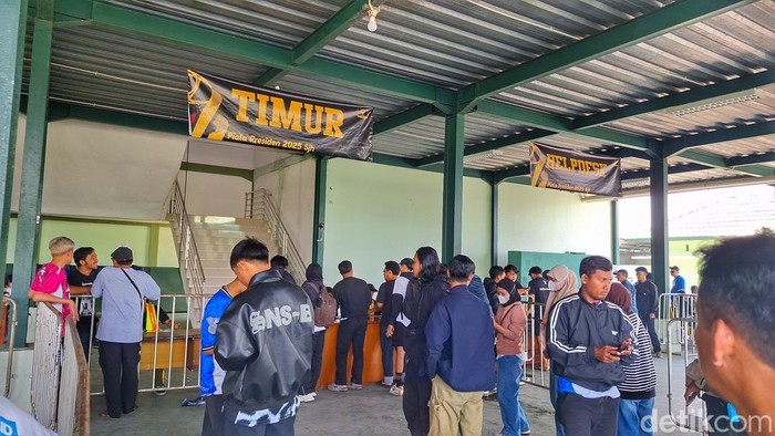 Bobotoh saat menukarkan tiket pertandingan Persib.