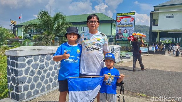 Bobotoh saat menukarkan tiket pertandingan Persib.