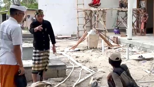 Bupati Klungkung, I Made Satria, menyetop pembangunan di sebelah Pura Penataran Ped, Desa Adat Ped, Kecamatan Nusa Penida, Klungkung, Bali, Sabtu (5/7/2025). (Dok. Pemkab Klungkung)