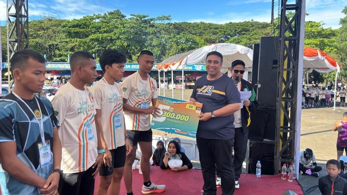 Bupati Maros Chaidir Syam saat memberi hadiah kepada pelari Maros Marathon 2025.
