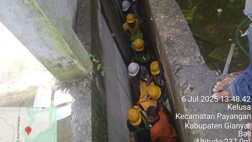 Proses evakuasi Sonni, staff helper yang tewas di bangunan proyek vila di Gianyar, Minggu (6/7/2025).